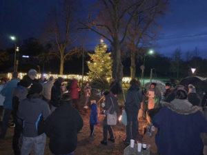 Spontan fanden sich viele Frankener zum Advenstsingen am Weihnachtsbaum unter den Linden ein
